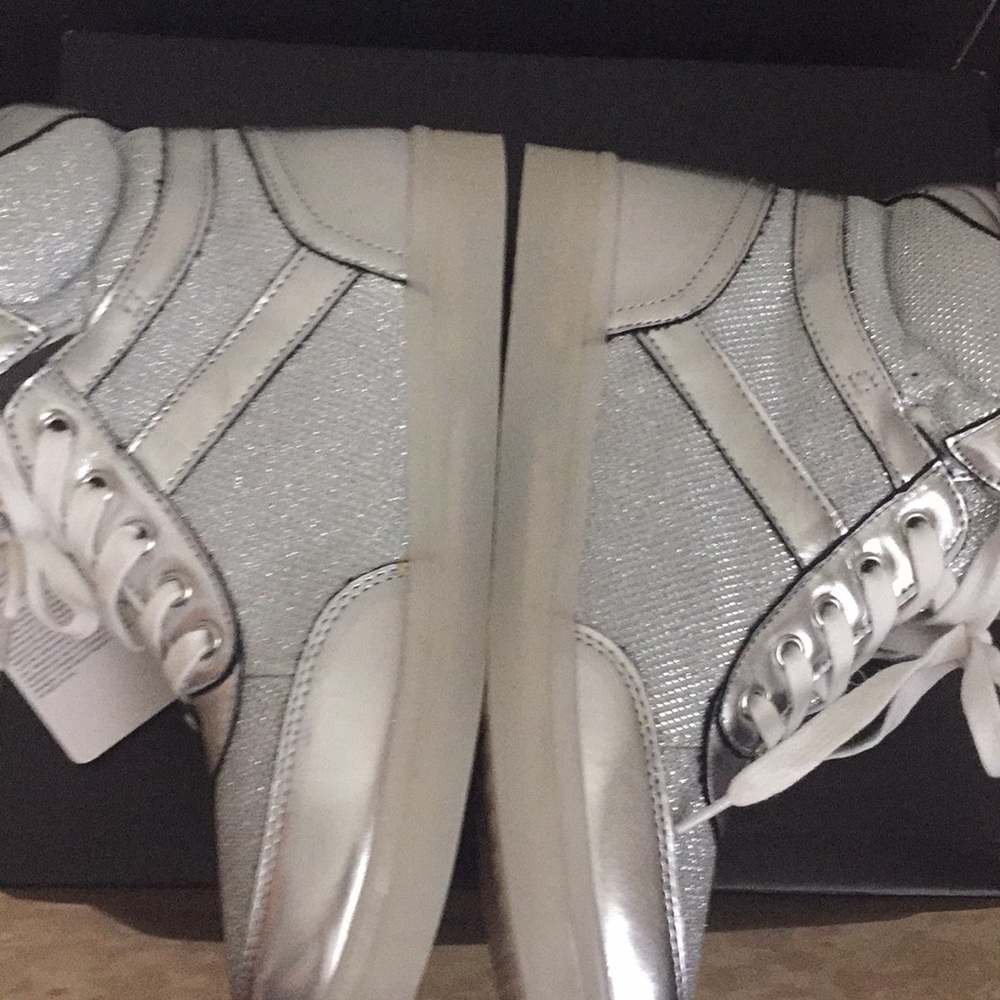 Women's sneakers size 8 1/2 no tear just used - Picture 7 of 8